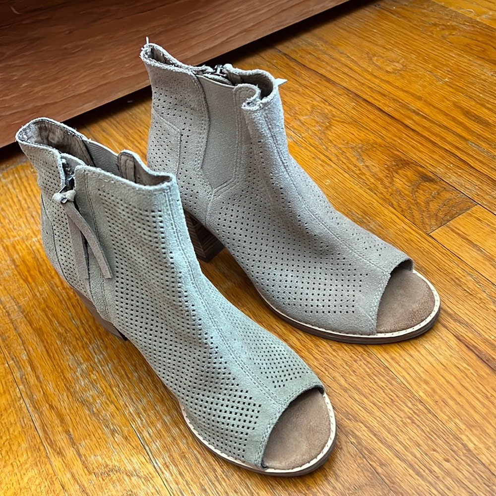 Toms Woman’s size  8.5